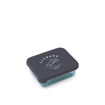 Eine sleek rechteckige liewood tritan lunchbox mit mattem dunkelgrauen deckel und weißer roller grafik