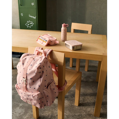 Pink lunchbox tritan arthur mini cherry heart rosey mit schwarzem pfeilmuster auf hölzernem stuhlhängend