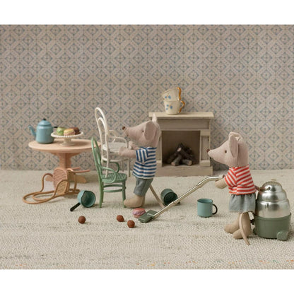 Silbergrüner Staubsauger mit langem Griff für Miniaturspielzeug von Madame Blues Lieblinge