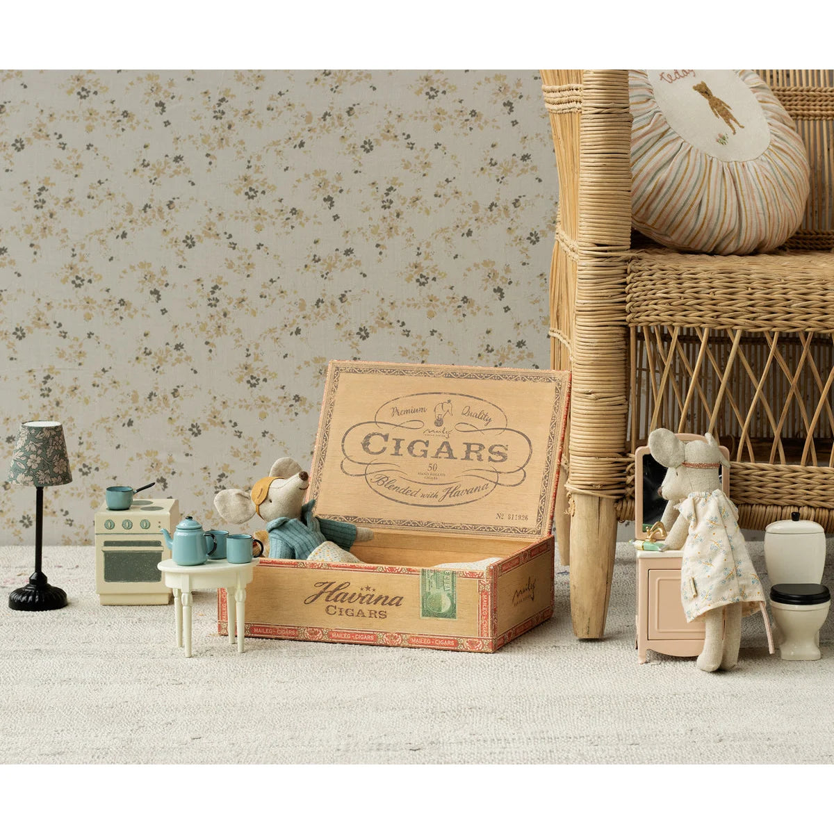 Vintage Havana-Zigarrenkiste aus hellem Holz mit goldenen und roten Etiketten, Madame Blues Lieblinge