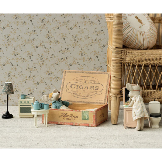 Vintage Havana-Zigarrenkiste aus hellem Holz mit goldenen und roten Etiketten, Madame Blues Lieblinge