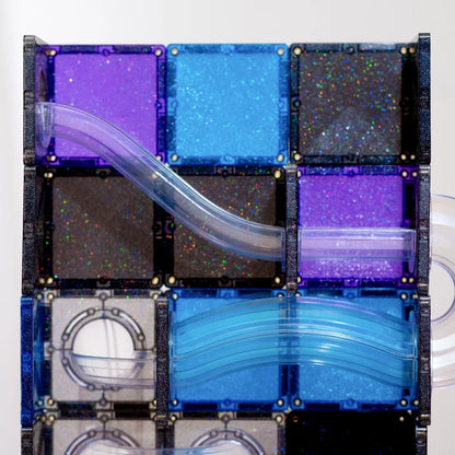 Detailaufnahme der Connetix Glitzer-Magnetbausteine in Blau, Violett und Schwarz mit Rutsche