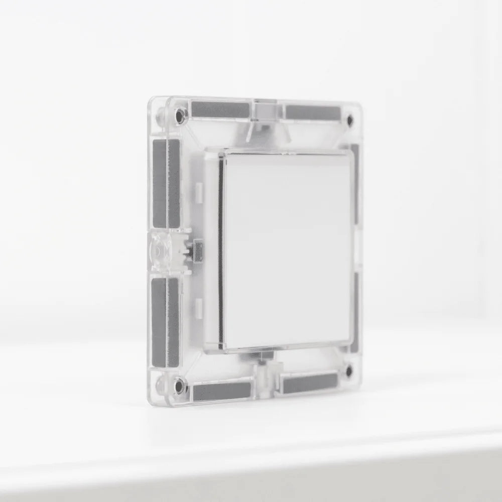 Klare Kunststoffrahmen mit weißem Rechteck-Einsatz und grauen Magnetstreifen