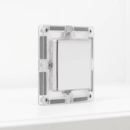 Klare Kunststoffrahmen mit weißem Rechteck-Einsatz und grauen Magnetstreifen