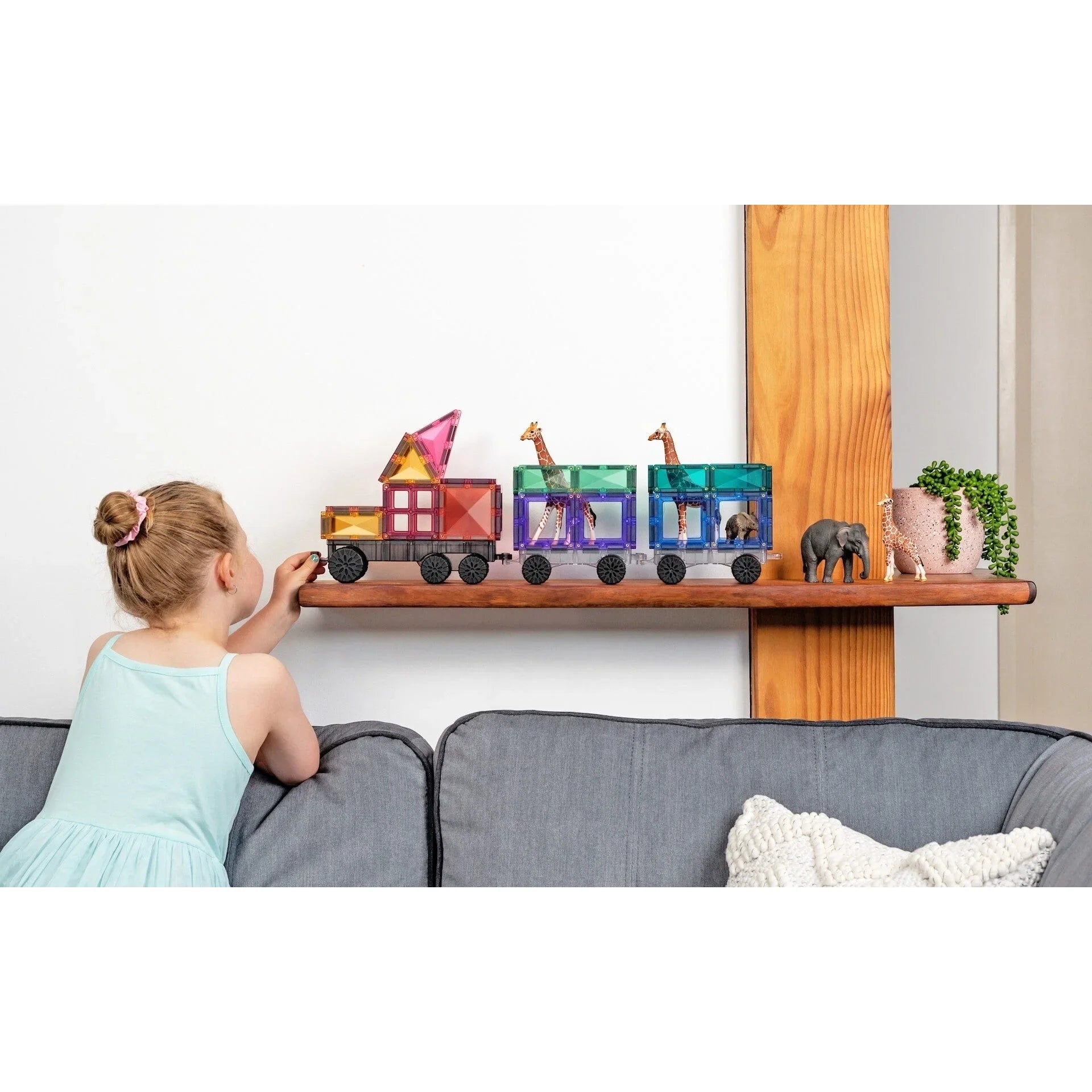 Bunte Holzspielzeug-Bahn mit Tierfiguren im Connetix Pastel Transport Pack