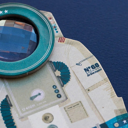 Teal-gerahmte Lupe auf Vintage-Papierkollage vom Major Tom Bee Eye