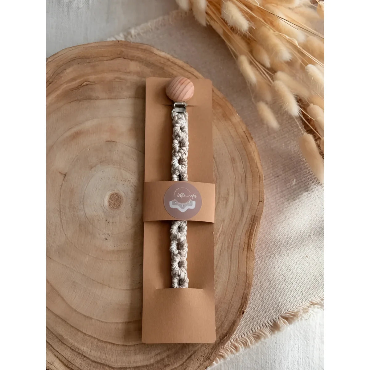Armband mit floralen Mustern und pinkem Edelstein in Makramee Nuggiketten