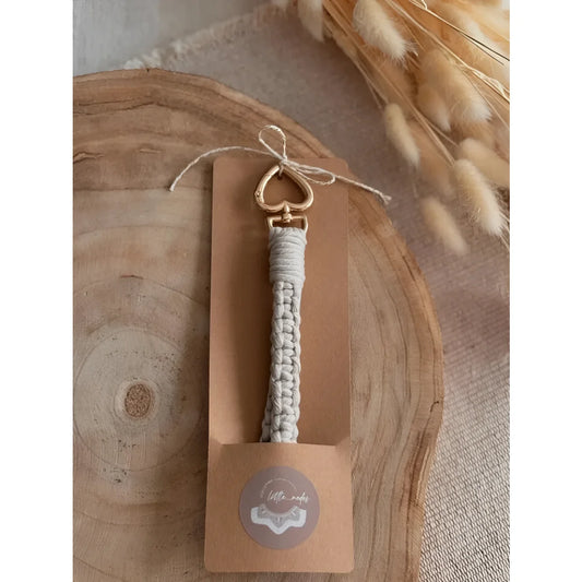 Makramee Schlüsselanhänger LOOP mit weißem geflochtenem Band und braunem Papieretikett