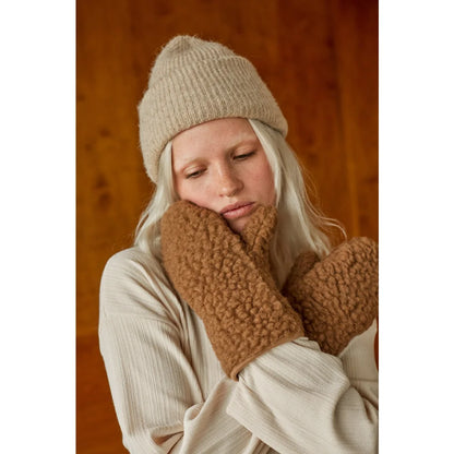 Frau trägt Mama Handschuhe Teddy, beigen Strickmütze, und Fäustlinge in Braun