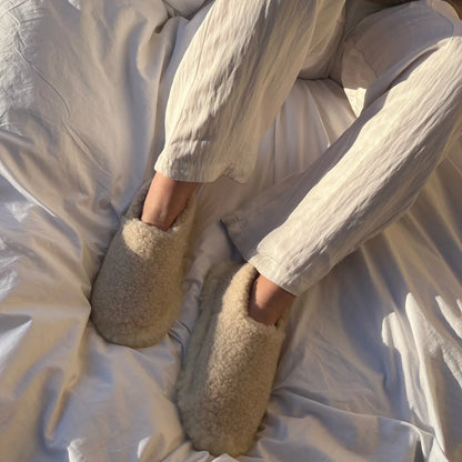 Weiche Mama Schaffell Booties auf den Füßen, komfortable Schaffell Booties