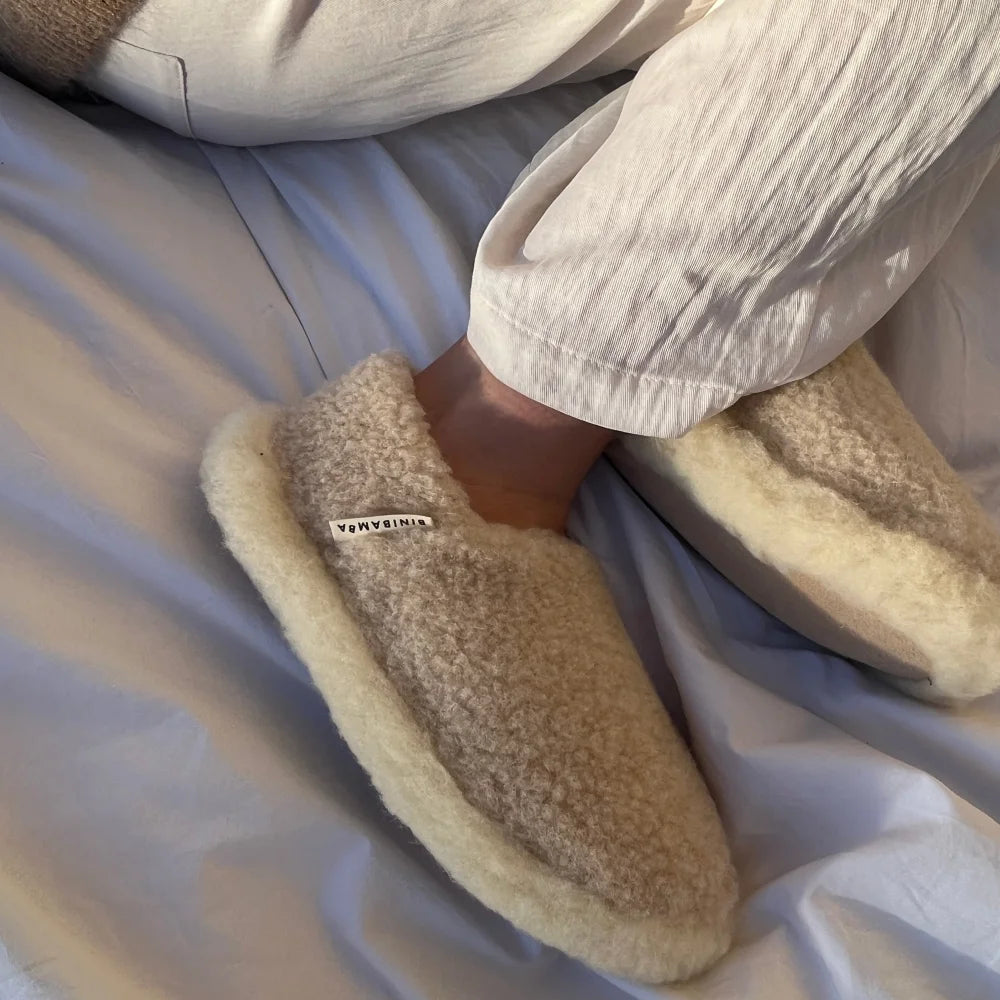 Beige Sherpa Hausschuhe mit Cremebesatz, Mama Schaffell Booties, Komfort für Mütter
