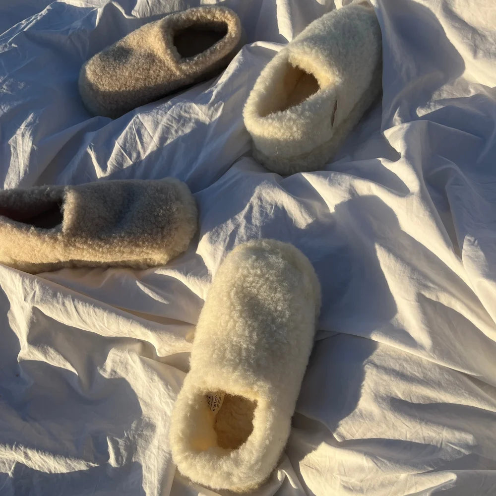 Vier Paar flauschige Mama Schaffell Booties in hellen Neutralfarben, bequem und cozy