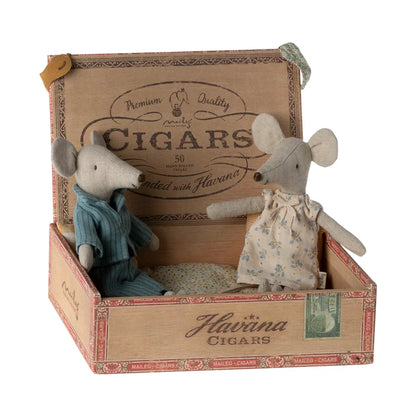 Vintage cigar box mit zwei kleinen Mäusefiguren in Kleidung, Mama und Papa Mäuse