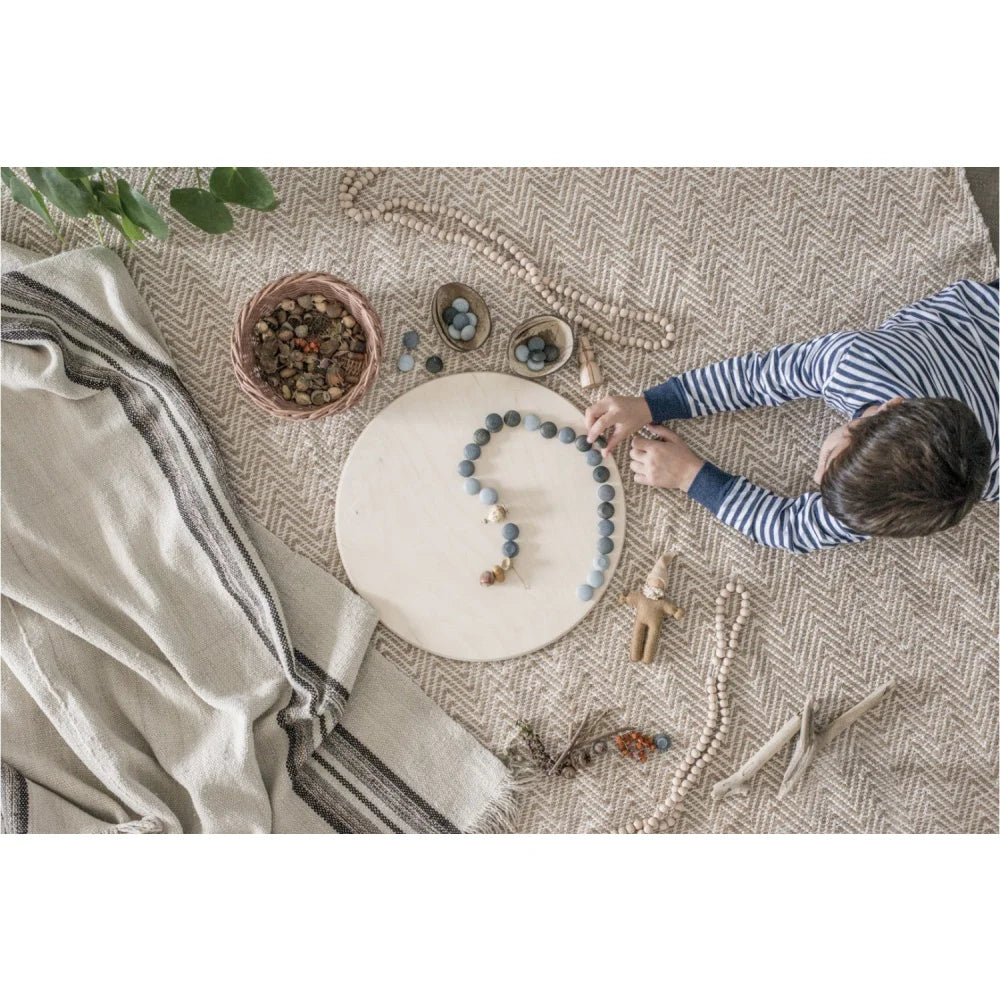 Weißes rundes Holzperlen-Tablett mit Natursteinperlen und Mandala Stone Charm