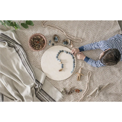 Weißes rundes Holzperlen-Tablett mit Natursteinperlen und Mandala Stone Charm