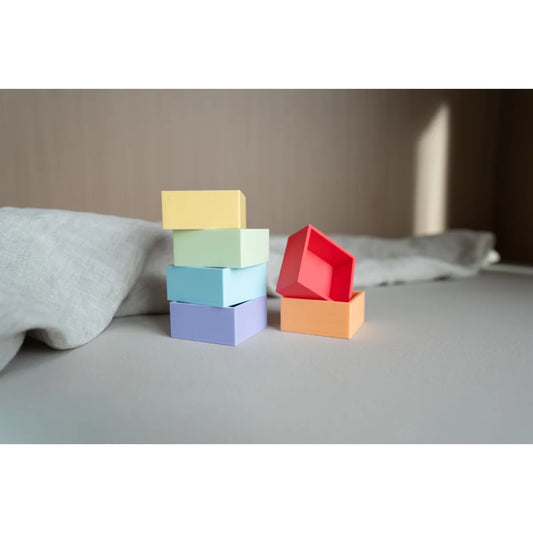 Mandigo quadrat-schälchen aus pastellfarbenen kunststoffbausteinen mit einem roten block auf orangem grund