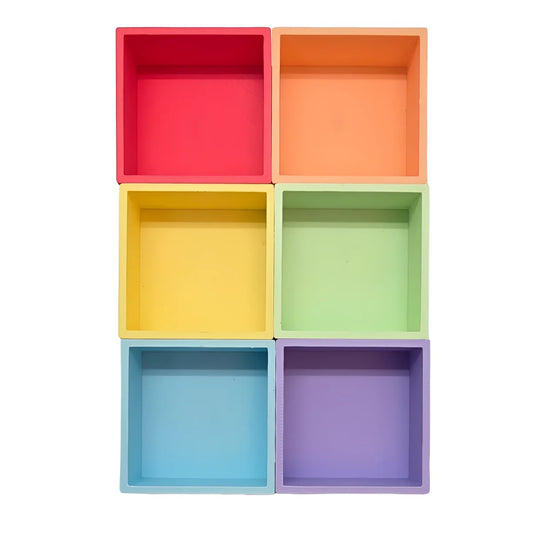 Set aus sechs bunten quadratischen mandigo quadrat-schälchen aus glatt lackiertem holz in pastellfarben