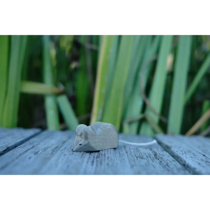 Graue Holzmausfigur mit weißem Schwanz aus dem Produkt Maus