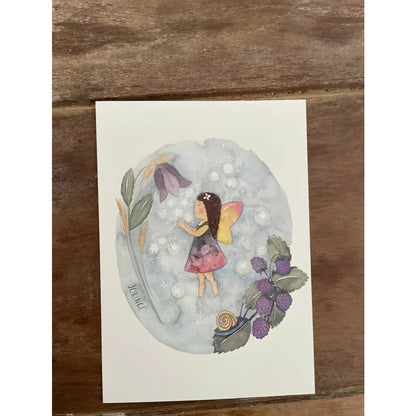 Eine delicate aquarellkarte mit einer fee in gelben flügeln und rosa kleid umgeben von beeren und blättern für geschenke für neugeborene