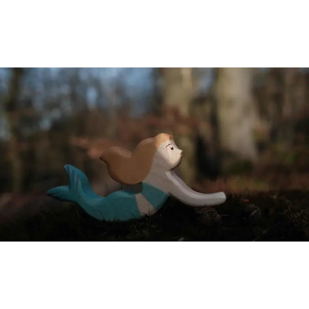 Holz-Meerjungfrau-Spielzeug Meerjungfrau mit braunem Kopf, weißem Rumpf und türkisfarbenen Flossen