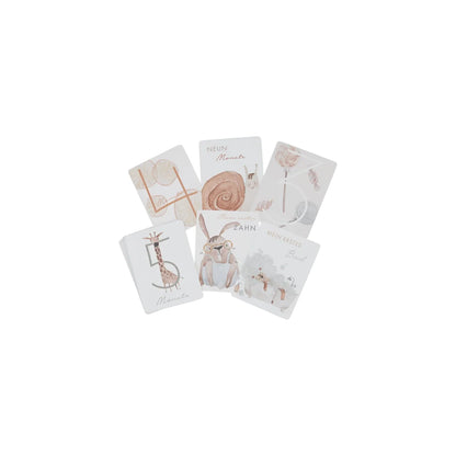 Set mit sechs meilensteinkarten in sanften aquarellfarben auf weißem karton für ökologische babyprodukte und geschenke für neugeborene