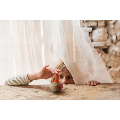 Mellow Orange Bird: Orange-grüner Keramik-Rassel-Spielzeug mit texturiertem Griff