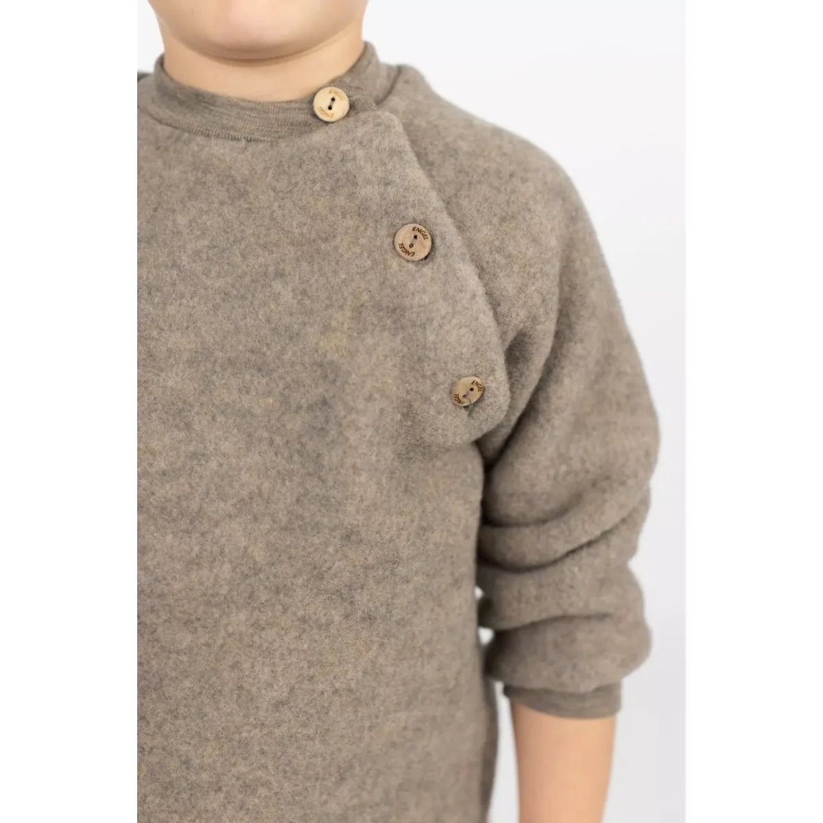Weicher grauer Merino-Fleece-Pulli mit Nussbaum-Melange und Holzknöpfen