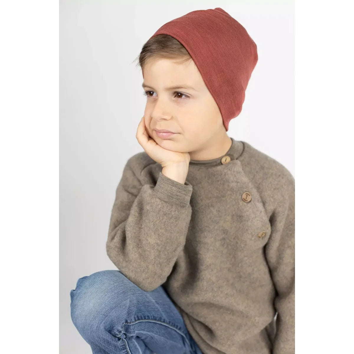 Weiches rustfarbenes Strickmützchen mit texturierter Oberfläche, Merino-Fleece-Pulli in Walnuss-Melange