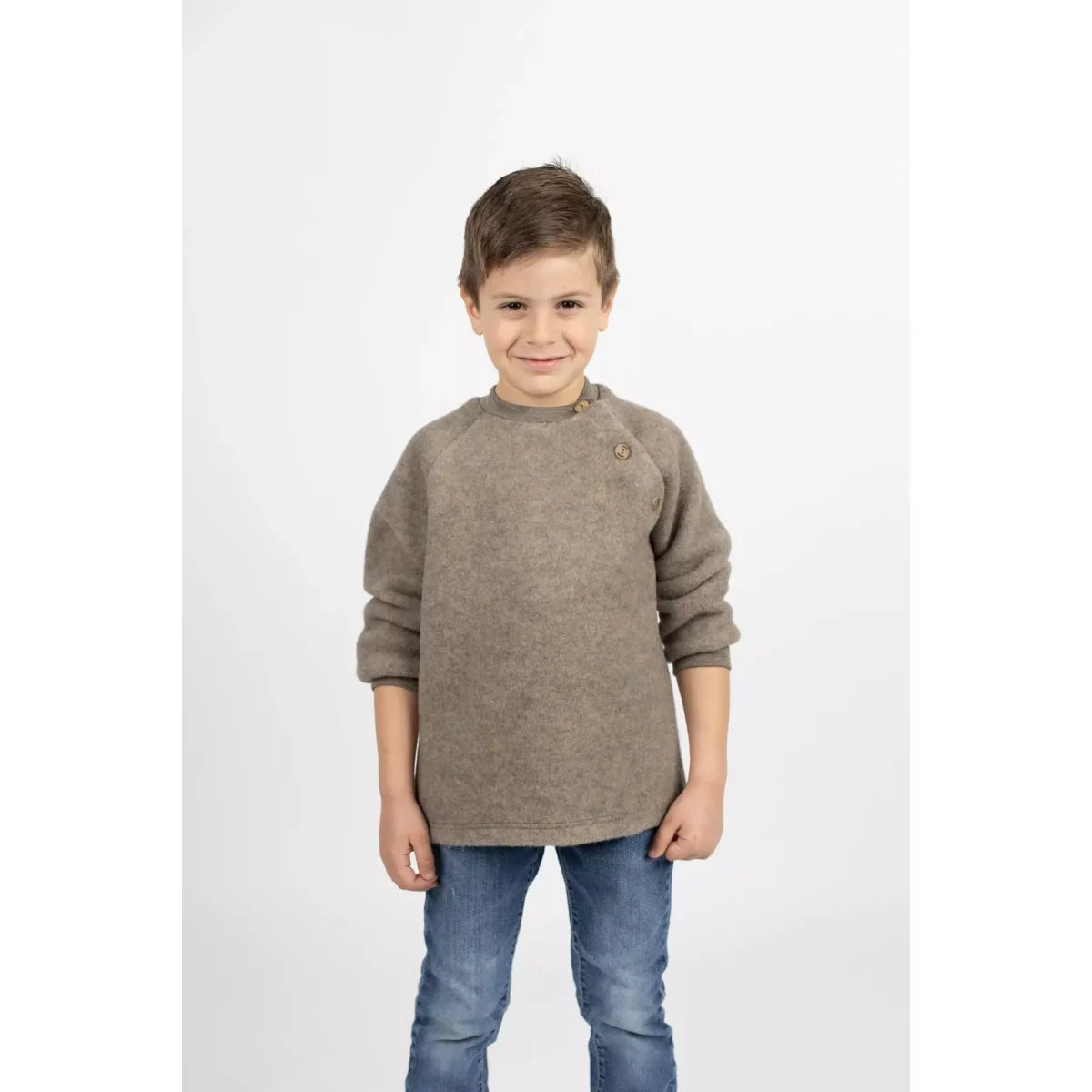 Junge in weichem, strukturiertem taupe-Merino-Fleece-Pulli mit Nuss-Melange-Muster