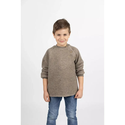 Junge in weichem, strukturiertem taupe-Merino-Fleece-Pulli mit Nuss-Melange-Muster