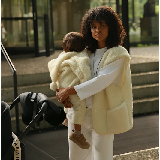 Creamfarbener merino mama gilet mit weichem shearling und fronttaschen als nachhaltige babykleidung schweiz