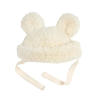 Fluffy weiße Babymütze aus Merinowolle in Milchfarbe mit Ohr-Protrusionen