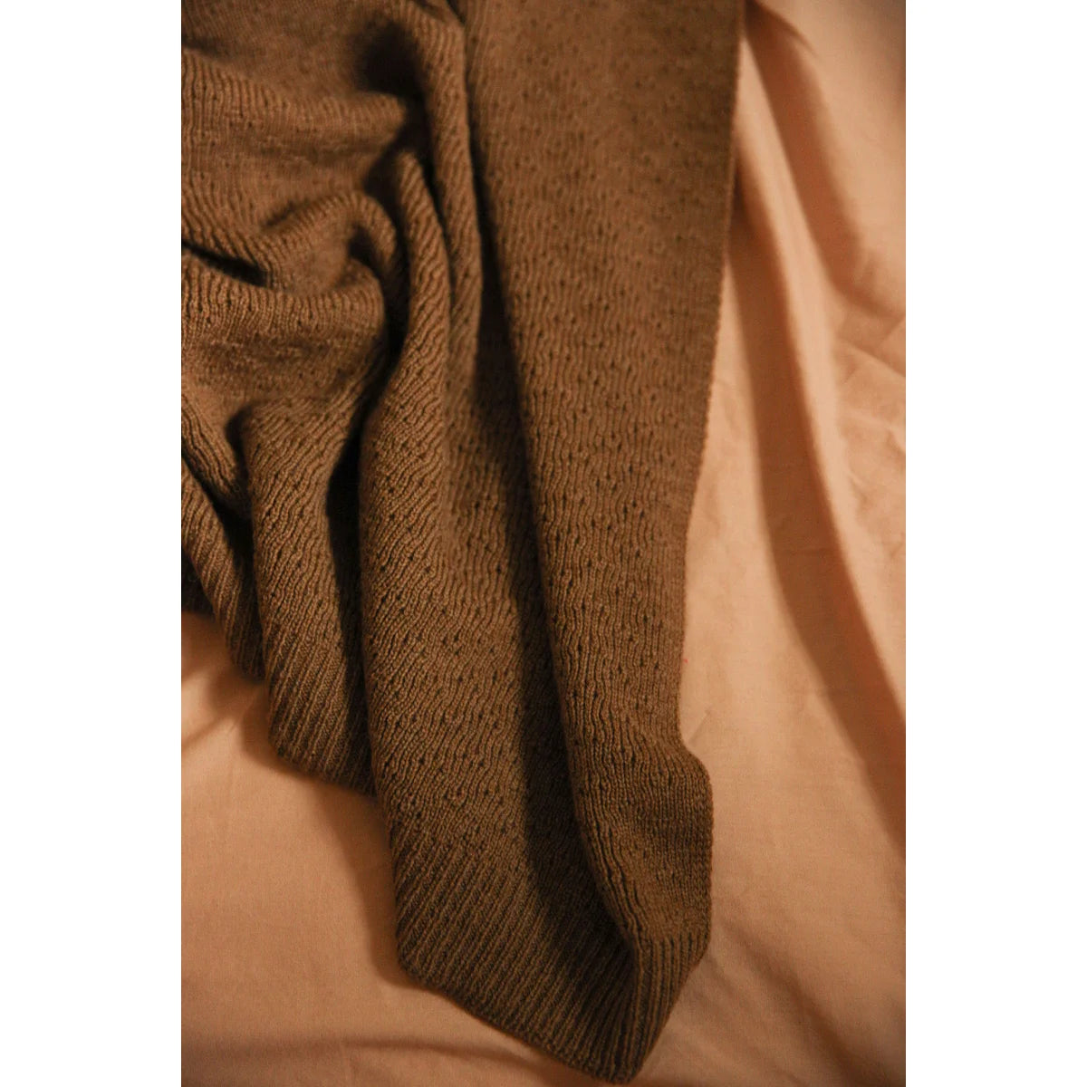 Braune Merino Strickdecke Dora von Hvid im Wohnraum
