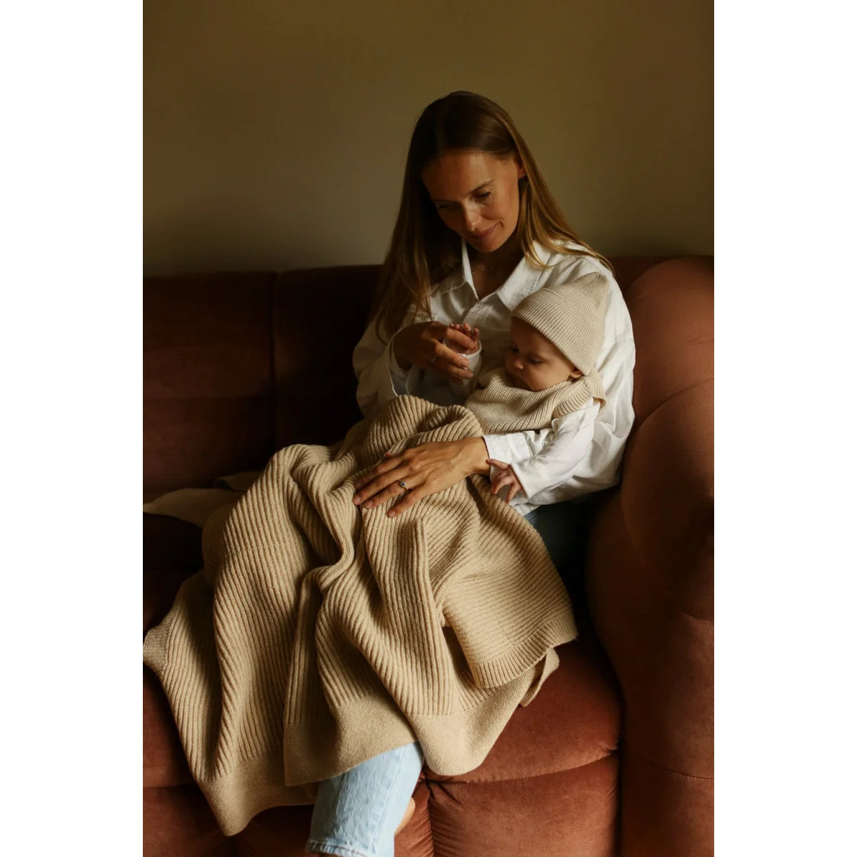 Beige Merino Strickdecke Gaston über Frau und Baby auf Sofa