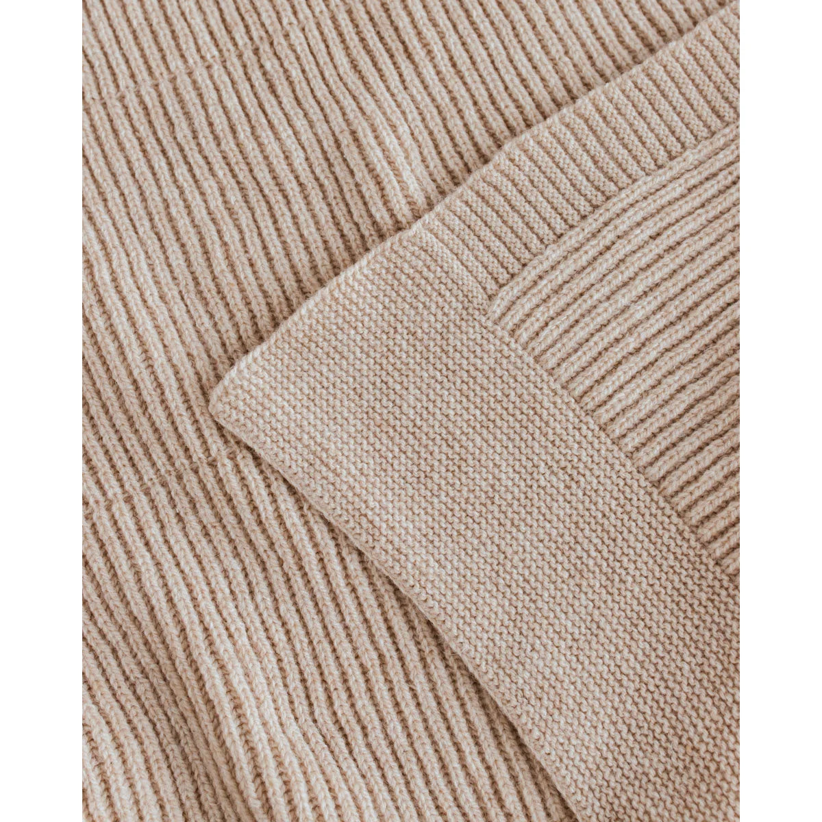Beige Merino Strickdecke Gaston mit Rippenstruktur und weichem Muster