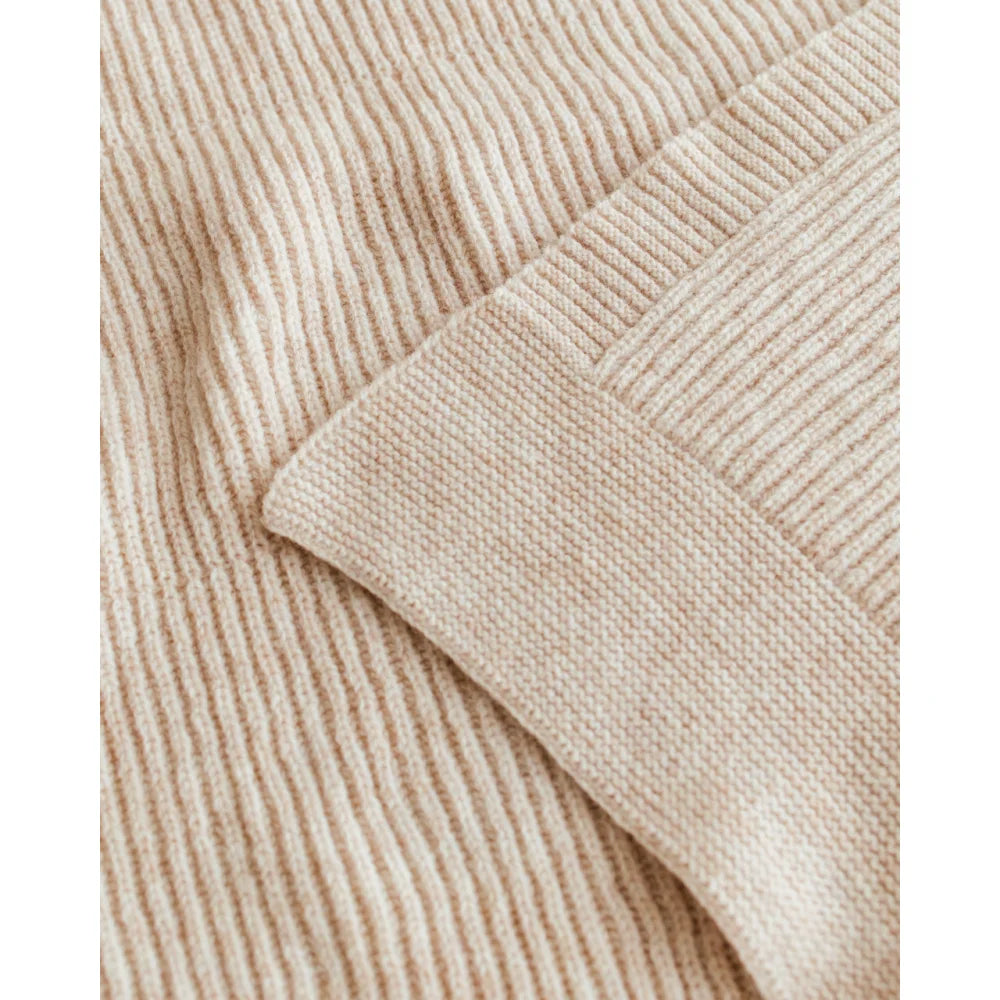 Beige gerippter Strickstoff mit umgeschlagenem Saum der Merino Strickdecke Gaston