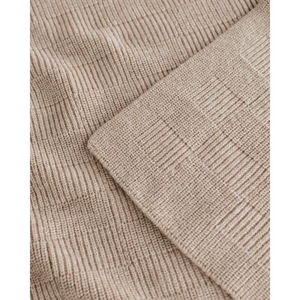 Beige ribbed Strickdecke Ivy aus Merinowolle mit sichtbarer Textur und Falten