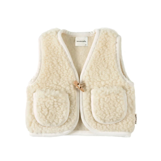 Fluffy cream Merino Weste Milk mit zwei Taschen und Holzverschluss für optimalen Komfort