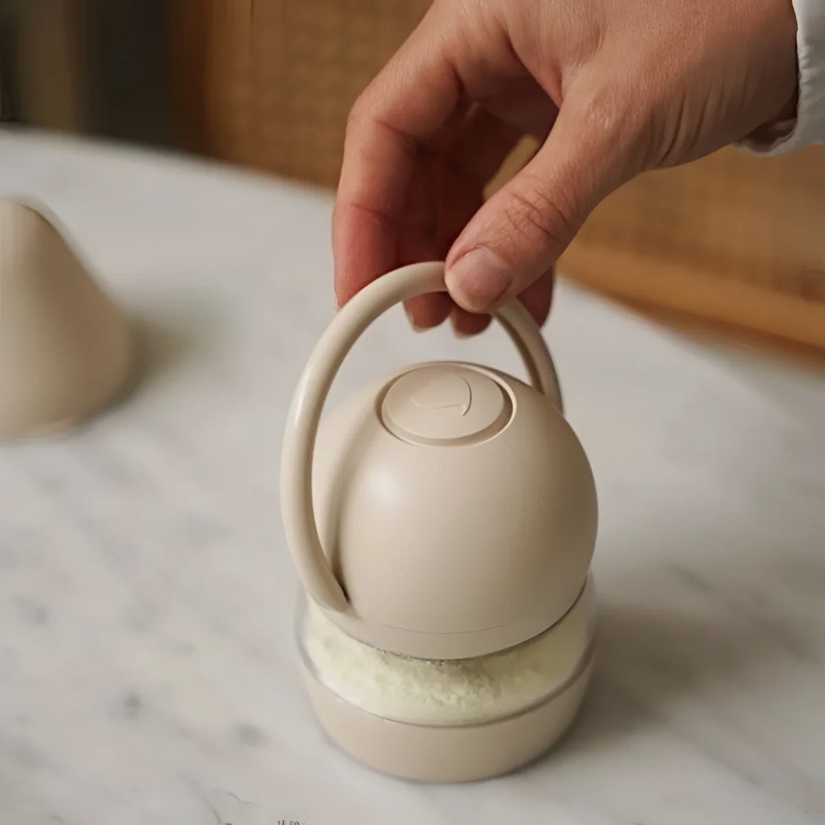 Milchpulverspender SoMiMi Sand: Beige sphärischer Mixer mit Griff und Deckel