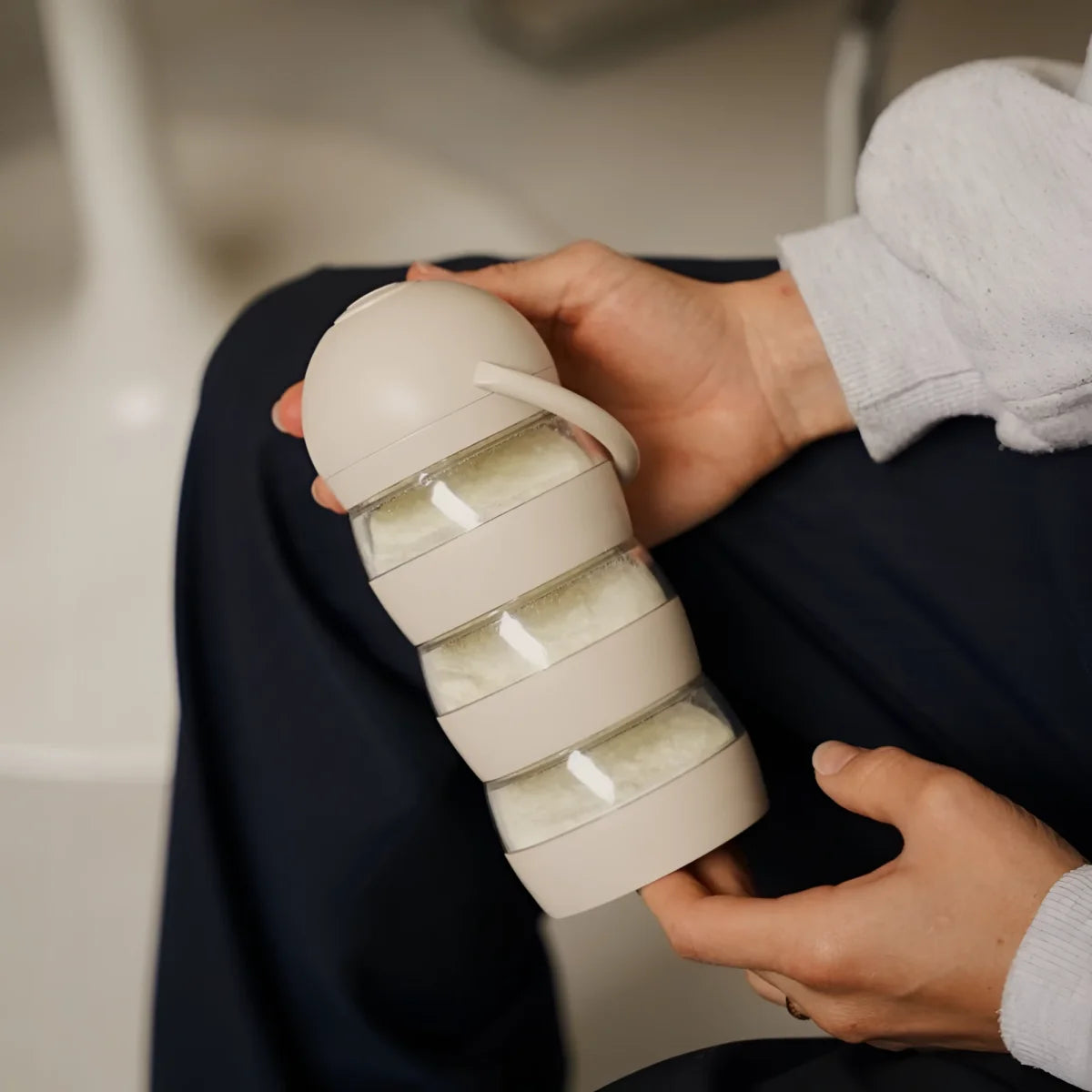 Milchpulverspender SoMiMi Sand: Beige wasserdichte Flasche mit Glassegmenten