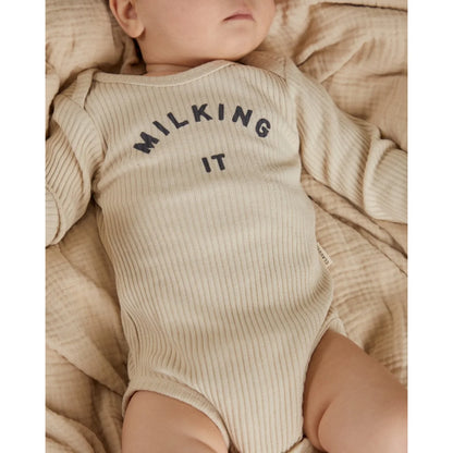 Beige geripptes langarm babystrampler aus baumwolle mit dunkler grauer aufschrift milking it bodesuit oat