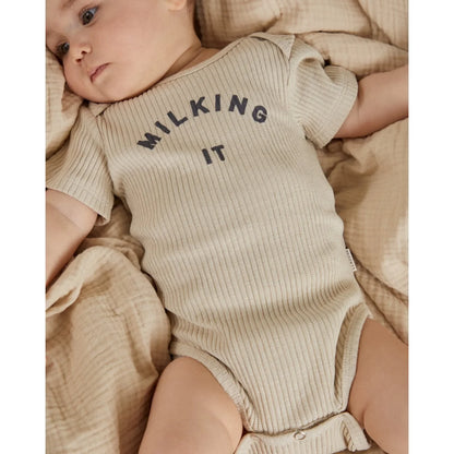 Beige geripptes kurzarm-babystrampler milking it in dunkelgrau aus weicher baumwolle in oat farbe