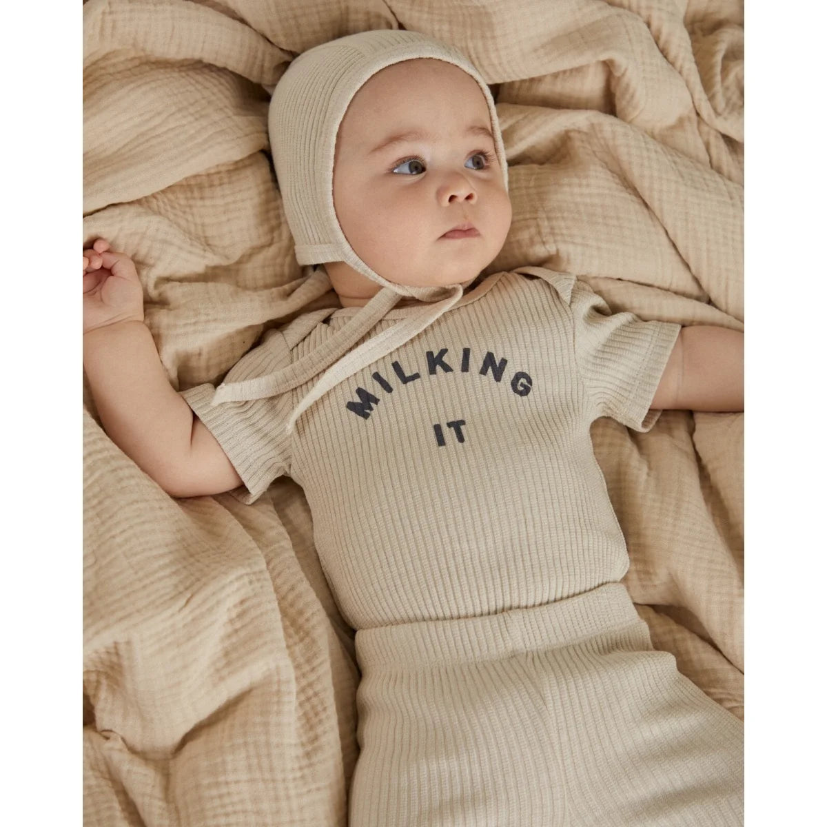 Beige gerippter short sleeve bodysuit milking it von milking it in dunkelgrauer schrift aus oatmeal-mischung
