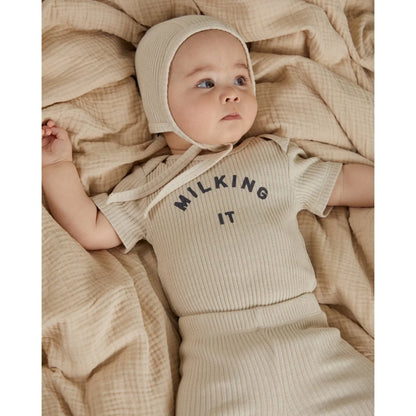 Beige gerippter short sleeve bodysuit milking it von milking it in dunkelgrauer schrift aus oatmeal-mischung