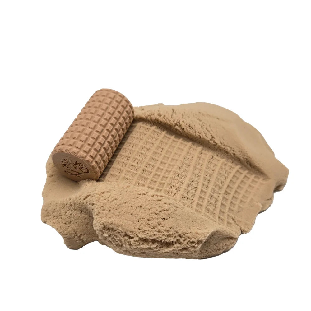 Mini-Roller Raster Yara aus braunem Holz prägt Waffelmuster in hellbraunem Kinetic Sand