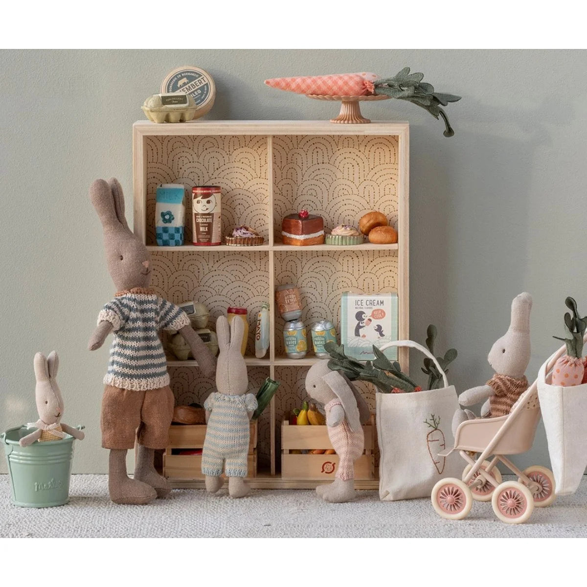 Miniatur Einkaufsbox: Pastellrosa-Beige Holzregal mit Mini-Essen und Puppen