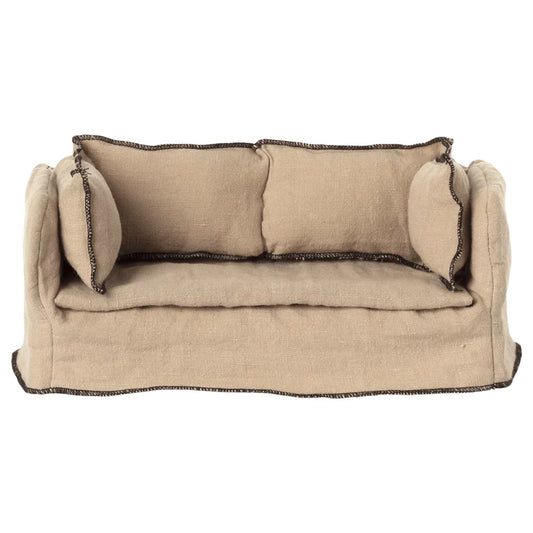 Beige Stoffsofa mit loser Abdeckung und dekorativem Trim für Miniaturmöbel