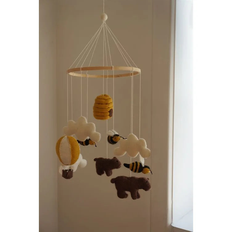 Sanftes Bienen-Bären-Mobile aus Filz, ökologische Babyprodukte
