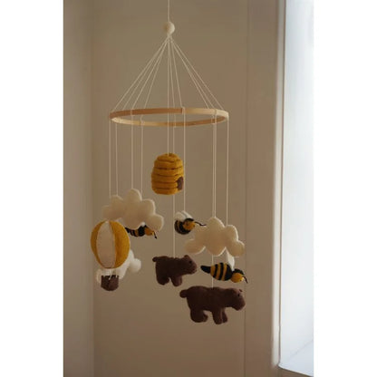 Sanftes Bienen-Bären-Mobile aus Filz, ökologische Babyprodukte