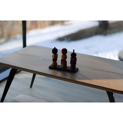 Modern stacking toy Y mit drei bunten geometrischen holzfiguren auf schwarzer basis ideal für ökologische baby- & kinderprodukte